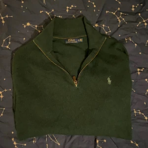 Ralph Lauren Halfzip (100% merinoull) - Hejsan, säljer en riktigt stilig mörkgrön ralph lauren quarterzip i 100% merinoull. Skicket är 7-8/10. Storlek XL men passar lite större M. Nypris 2600kr Skriv vid minsta fundering!