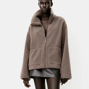 Teddy jacka  - En jacka i pilé från hm som varit väldigt populär och nu är slutsåld. Jag säljer denna då jag ville ha den lite mer oversised. Den är endast provad och lappen är kvar så helt i nyskick! 