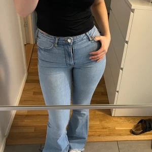 Söndriga jeans - Säljer ett par ljusblå bootcut jeans från Zara i storlek 34(  xs) . De har mycket stretch då jag brukar ha S och är använda få gånger. Jag har tyvärr klippt de nertill och då har trådarna gått upp men någon med enkla sy skills kan lätt sy upp de därav priset🌸🌸 jag är 164 cm lång