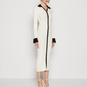 Klänning - Helt ny klänning som inte kommit till användning. Prislappen är kvar. Nypris: 799kr🤍