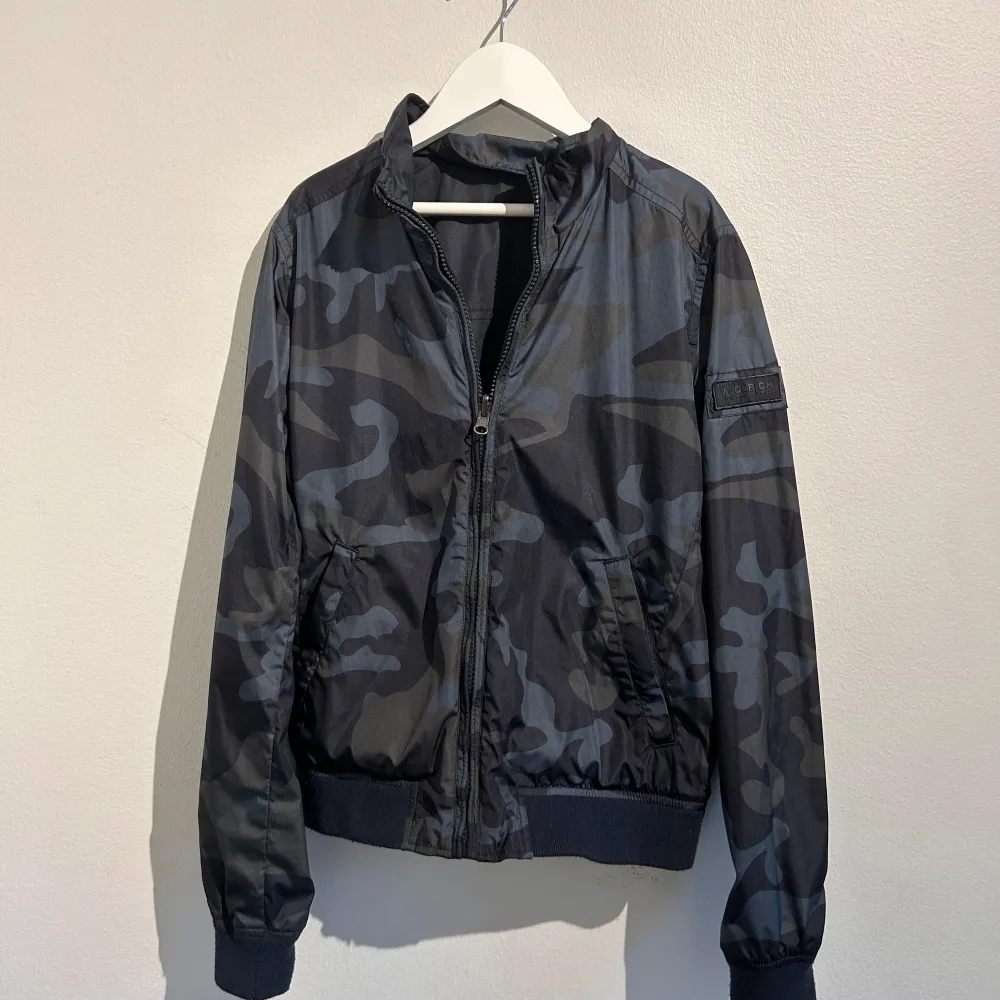 En riktigt fet woolrich camo windbreaker som är nästan helt ny, säljer pga den var för liten för mig. Nypris: ca4000 mitt pris: 1099kr. Den passar någon som är runt 150-160 skick:10/10. Jackor.