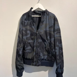 Woolrich camo windbreaker - En riktigt fet woolrich camo windbreaker som är nästan helt ny, säljer pga den var för liten för mig. Nypris: ca4000 mitt pris: 1099kr. Den passar någon som är runt 150-160 skick:10/10