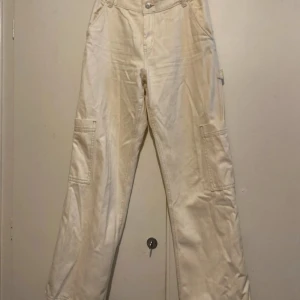 Cargobyxor beige  - Jättefina cargo byxor från HM i krämvit/beige färg. Använda 1 gång 