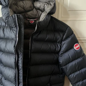 Mörkblå colmar jacka! - Säljer denna super fina vinterjacka från colmar! Använd men i bra skick. Pris kan diskuteras 🤗