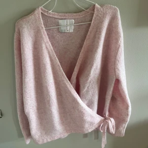 Rosa stickad tröja  - Super fin rosa stickad tröja storlek S, den har fått en fläck på lappen men de syns inte utifrån 