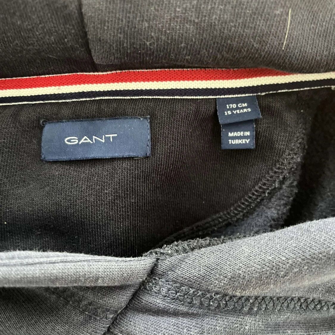 Svart hoodie från GANT - 90