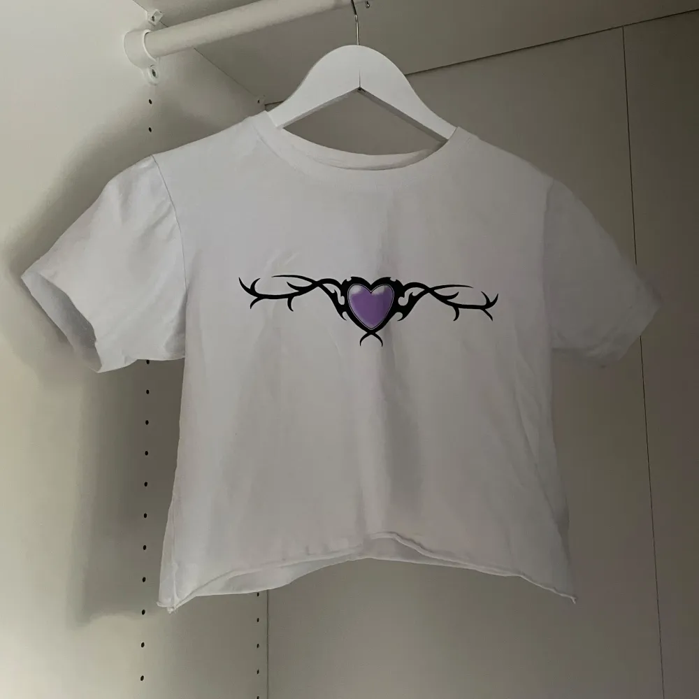 Cool croptop som inte kommer till användning, i fint skick . Toppar.