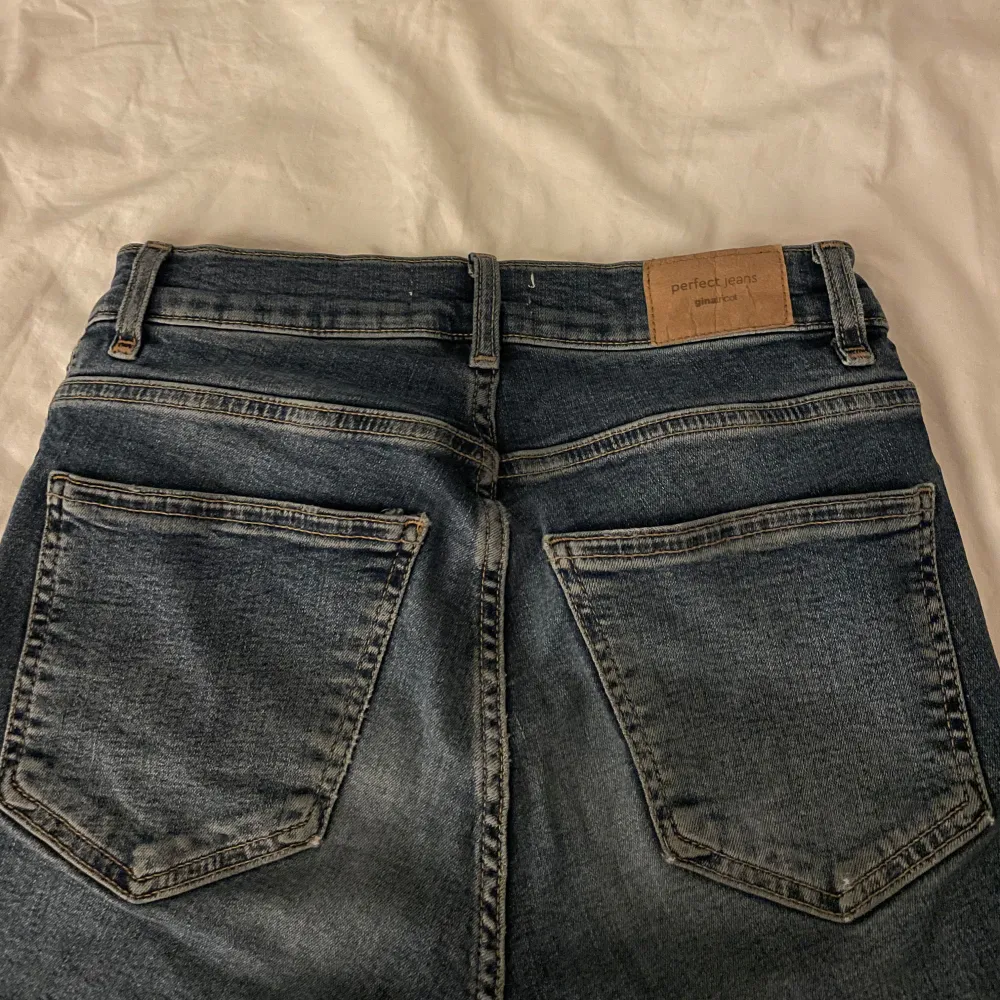 Lowaist bootcut jeans från Gina tricot! Har använts men är i bra skick! Stl 36 tall så är lite längre!. Jeans & Byxor.