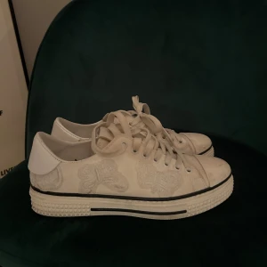 Valentino Garavani sneakers  - Säljer dessa superfina och unika  Valentino sneakers. Bra skick. Skriv för  frågor eller fler bilder. Box och dustbag medföljer 