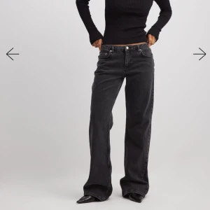 Jeans - Raka jeans använda enstaka gång. Storlek 38, 40cm över midjan och 83cm i innersöm🖤