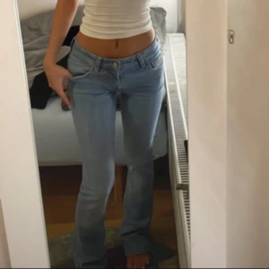 Bershka jeans - snygga lågmidjade jeans från bershka i bra skick! säljer då de inte kommer till användning. storleken är 32 men skulle även säga att de passar som s. Tveka inte på att skriva vid frågor eller fler bilder, de sista bilderna är lånade. 🥰pris går såklart att diskuteras