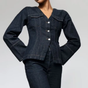 Denim jacket - Säljer denna jeans tröja ifrån ginatricot som är slutsåld. Använd 1 gång. Storlek S som är minsta storleken.