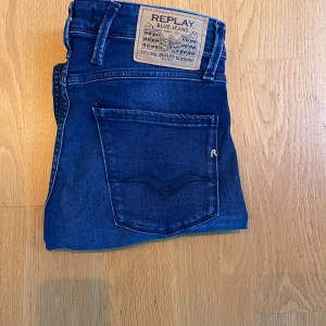 Replay Anbass jeans - Säljer dessa Replay jeans i modellen anbass. Dem är i helt perfekt skick och har inte några tecken på användning. Det är storlek W28/L30.