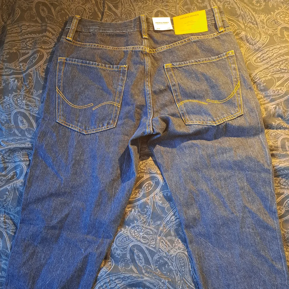 Hej, säljer ett par nya Jack and Jones Jeans. Raka jeans. Nypris: ca 800kr. Köpta från vinted helt nya och trodde dom skulle passa men det gjorde dom inte. Jag kommer lägga upp fler liknande plagg närmare vinter nu så glöm inte att följa profilen! 🌊🍾. Jeans & Byxor.