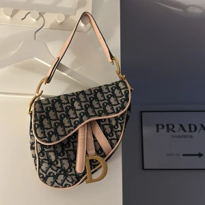 Mösntrad väska  - Sadelmodell