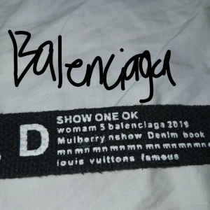 B*****iaga bälte - Kan it skriva namnet på märket för då blir man annons nedtagen😂😂👎   Jätte sällsynt bälte som e från en fashion show