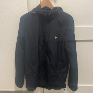 Lyle & Scott Jacka - Mörkblå Lyle & Scott Jacka🌟| Bra skick 8.5/10 (använd några gånger) | Storlek: Medium | Nypris: 1200kr | Fraktar spårbart med Instabox eller PostNord | Hör av er vid funderingar | A&W fashion 🙌🏻
