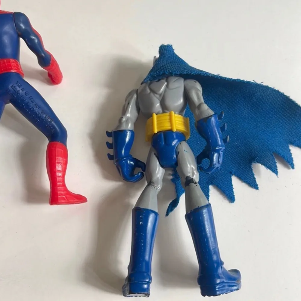 Två actionfigurer av Spiderman och Batman. Perfekt för lek eller samling. Marvel Spiderman for McDonalds. DC Comics Mattel.. Övrigt.