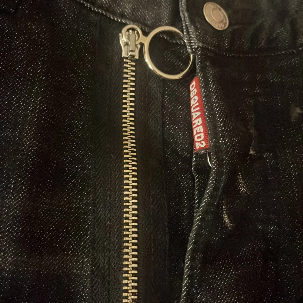 Hej, jag säljer min killes Dsqared2 jeans köpte här från Plick för 4200kr men som var lite för små för honom. Vid snabb affär är priset förhandlingsbart!. Jeans & Byxor.