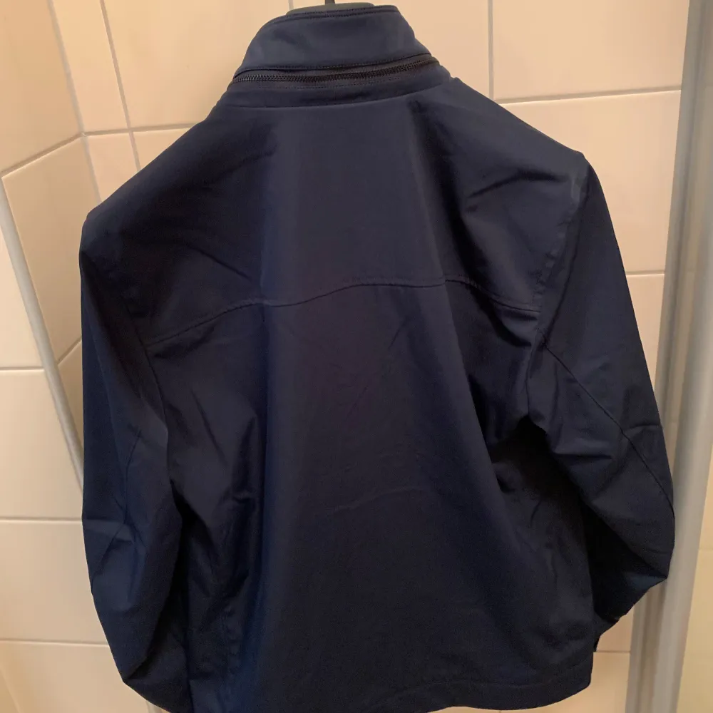 En stilren och snygg feild jacket från J.Lindeberg, perfekt nu till hösten! Köpt för 3400 kr i somras, mitt pris 2799. Skick 10/10, inga defekter (Använd max 10 gånger). Dm för mer info, bilder och prisförslag😁. Jackor.