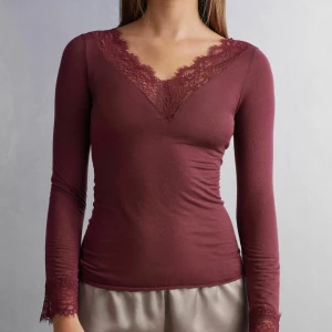 Röd intimissmi tröja med spets - Röd intimissmi tröja med v ringad spetts både på armen och v ringningen, storlek s och jag har använt den runt 1-3 gånger. Inget fel med tröjan utan jag har blivit hijabi så jag kan inte använda mer🤗