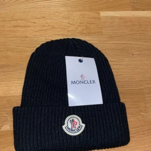 Moncler mössa - Moncler mössa, oanvänd, onesize 