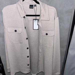Only and sons overshirt - Säljer nu denna overshirt då jag aldrig har använt den, skick är då 10/10 vilket kanske är ganska uppenbart. Priset kan diskuteras vid snabb affär!