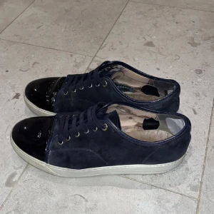 Lanvins 11uk - Mörkblå Lanvins storlek 11uk passar 45-46  Säljer pga sulorna på skorna har gått av men det går att fixa enkelt.  Kan tänka mig göra byten eller gå ner i pris vid snabb affär. Skorna är äkta såklart👍