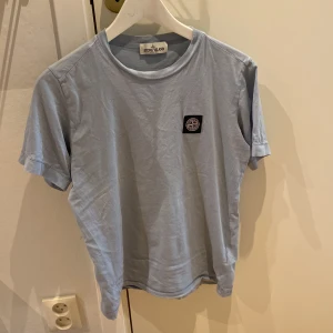 Stone Island t shirt - Säljer nu min stone Island tröja för den blivit för liten. Skick 7/10. Ny pris 1500. 