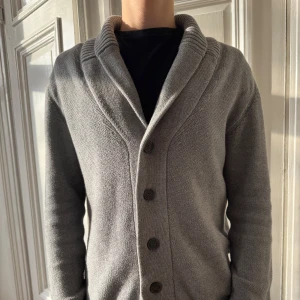 Grå cardigan  - Säljer denna feta cardigan i storlek M. Märket heter WE, och den är i bra skick. Om ni undrar något är det bara att fråga.🤝