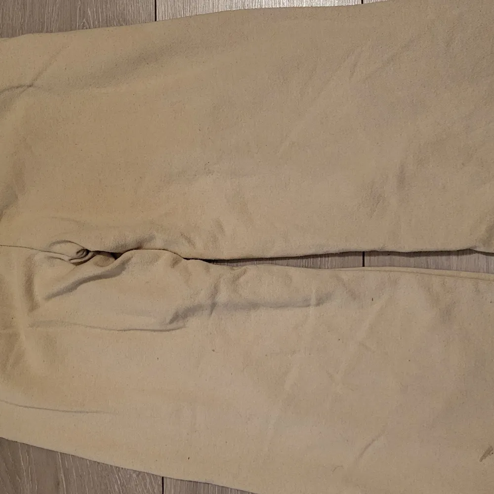 Säljer ett par beige byxor från H&M i storlek 146. Perfekta för vardagsbruk och kan matchas med det mesta. Byxorna är i välanvänt skick med några mindre fläckar. Perfekt för höst och vår!. Jeans & Byxor.