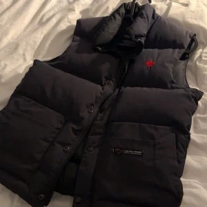 Canada Goose väst - Säljer en mycket fin och fräsch Canada Goose väst från deras gamla kollektion! Den är XS, men passar större som en S! 🦢