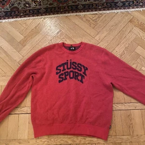 Stickad Stussytröja - Rödrosa stickad Stussytröja som använts mycket lite och är i fantastiskt skick! Passar bra oversized. 