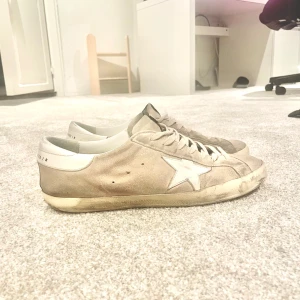 Golden goose skor - skon är köpt i sommras så har används i några månader skorna är i top skick allt ingår alltså boxen till skon och påsen till skon och ett paper som visar att dom e äkta.skorna tvättas innan frakt, kan mötas i Sthlm eller frakta. Priset kan ändras