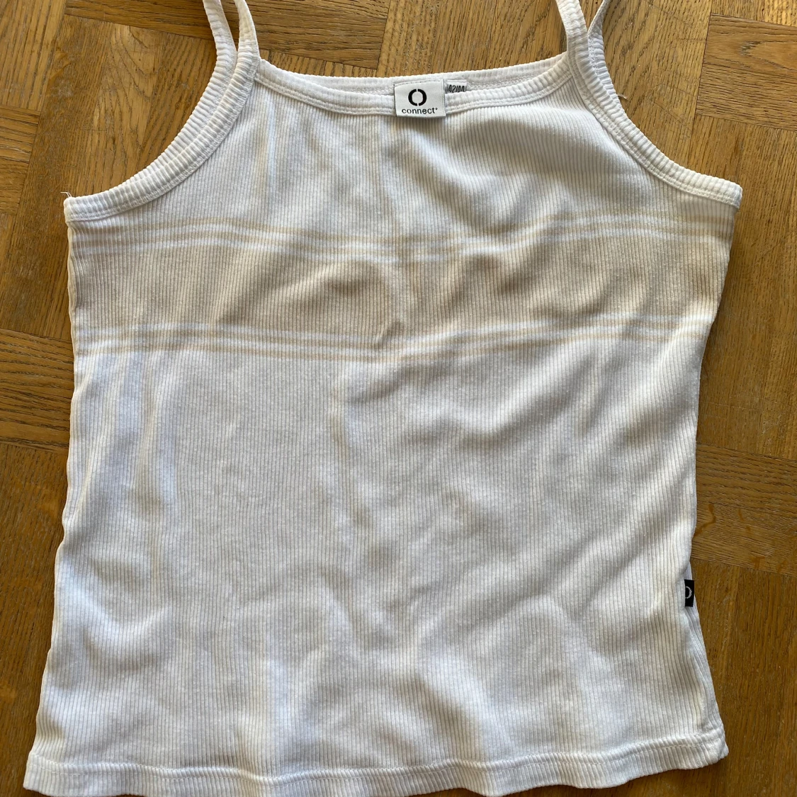 Vit ribbad linnetopp från Connect