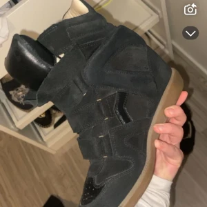 Isabel Marant Svarta - Säljer mina snygga Isabel marant super fint skick och inte använda så mycket!