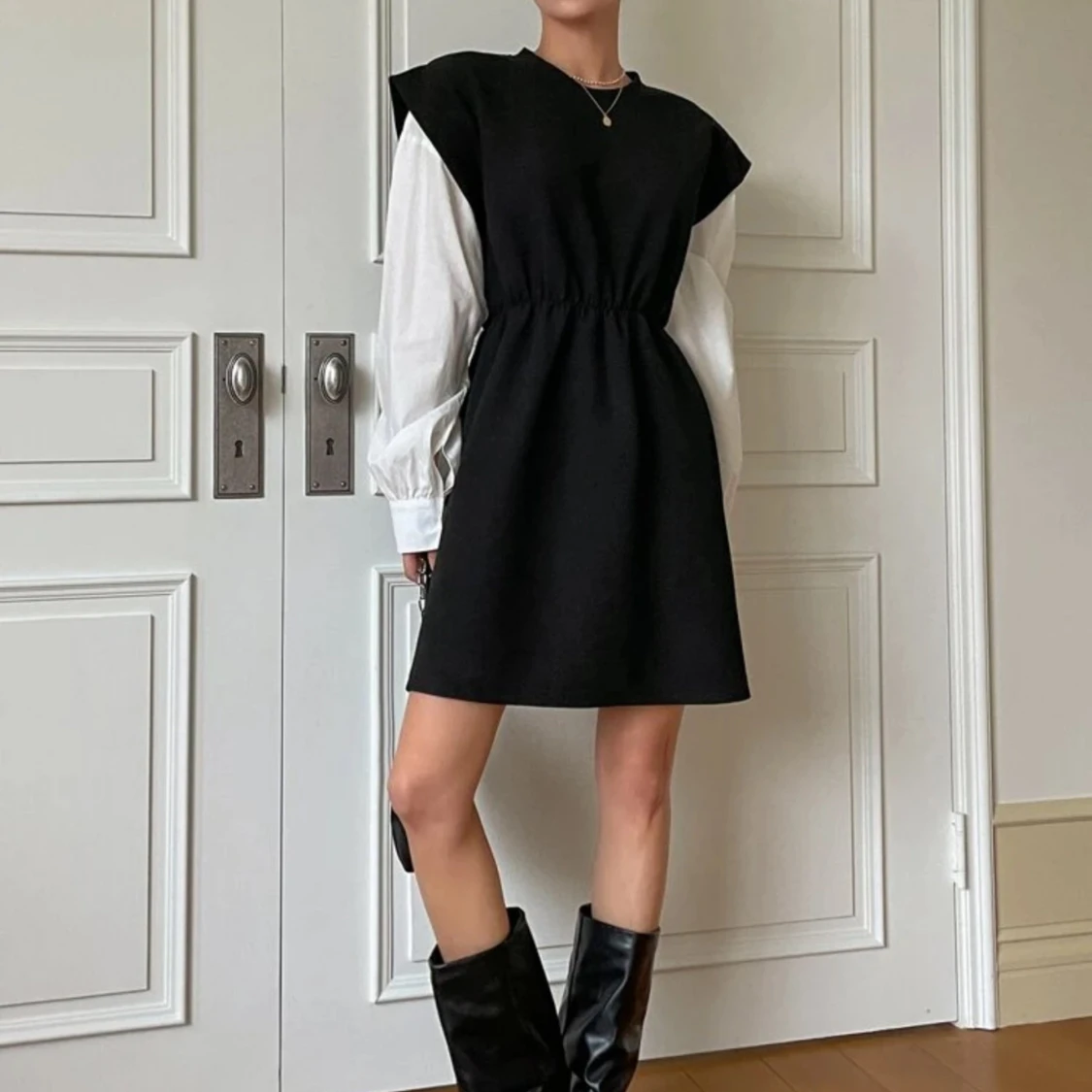 Svart kortklänning med vita ärmar