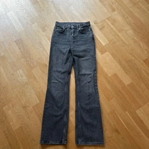 Mörkgråajeans - Ett par mörkgråajeans i mycket fint skick! Knappast använda.  Nypris: 200kr Säljprojekt: 90kr