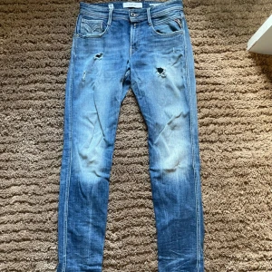 Replay jeans  - Sjukt snygga Replay jeans i en rikigt eftertraktad modell! 🤩👖 De har hål i skrevet med mycket lätt att laga!  Storlek 30/32 