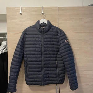 Colmar jacka - En fin och varm colmar jacka, köptes in förra året och har enbart använts ett fåtal gånger (nyskick). Nypris ligger på 3500