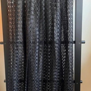 Svart kjol  - Beautiful black flowy mid length skirt with a geometric shapes. Only used 5 times - doesn’t come with a black underskirt.