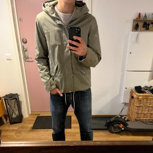 Schysst vind/regnjacka  - Grym kvalité, skitsnygg och i suveränt skick, inga fläckar, inga hål, praktiskt taget ny, khaki grön färg