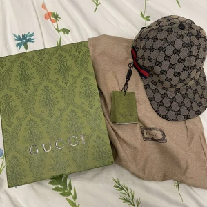 Gucci canvas navy / Gucci keps  - Helt ny keps oanvänd Säljs pga fel storlek  Fick som present  Allt på bild medföljer  Storlek S 2000kr kan gå ner i pris vid snabb affär 