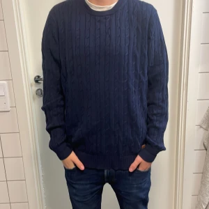 Stickad bondelid tröja - Säljer denna stilrena tröjan för endast 249kr nypriset ligger runt 800kr skick 9/10 Mvh luxury 