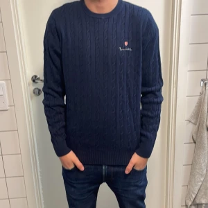 Stickad Bodnelid tröja  - Säljer denna feta tröjan för endast 229kr nypriset går för 800kr Skick 9/10  Mvh luxury 