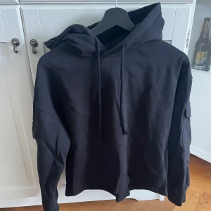 Hoodie - Svart hoodie från lager 157.