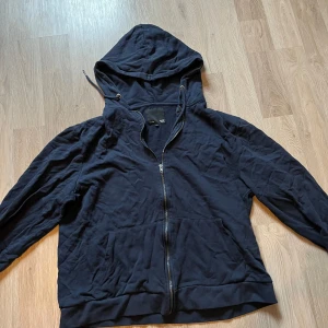 Marinblå ziphoodie - Marinblå ziphoodie från Lager 157 