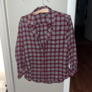 Dressman flanell - Dressmann- flanell skjorta, använd en gång. Frågor? Skriv!