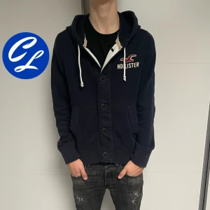 Hollister Cardigan  - Hollister Cardigan | Skick: 8/10 | Strl S | Pris - 299 |Fraktar via Postnord eller Instabox på köparens bekostnad | Hör av dig vid minsta fråga eller fundering!