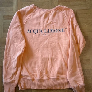 Acqua Limone sweatshirt - Orange Acqua Limone sweatshirt i storleken Xs. Bra skick.